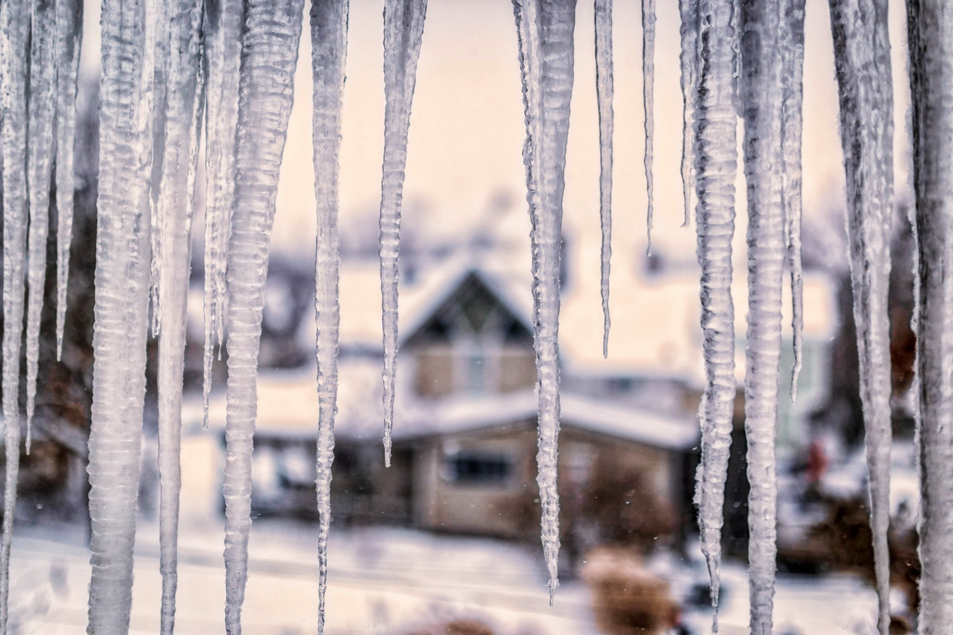 sosulki led sneg zima steklo dom razmytost makro priroda