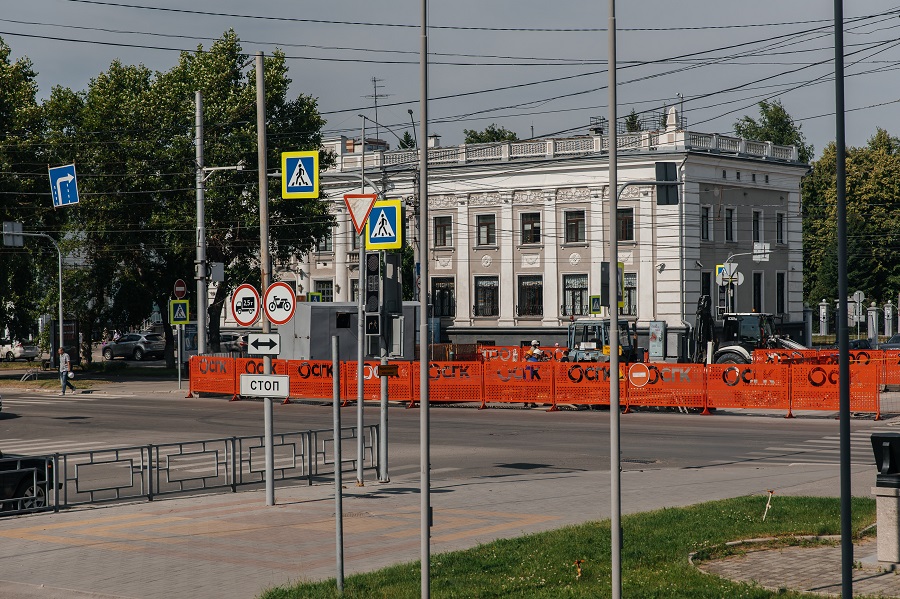 Молодёжная длинный ряд ограждений красиво